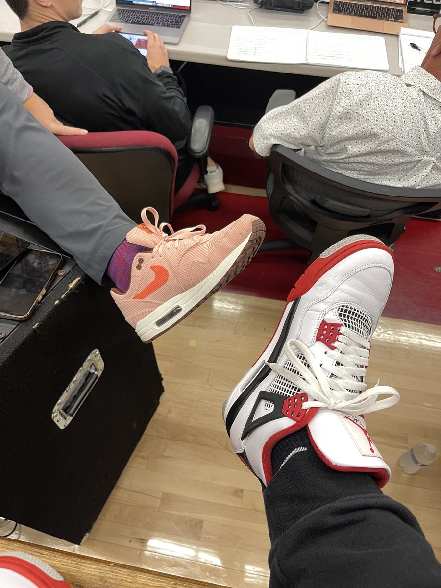 trentsuzuki's tweet photo. Scorer’s Table shoe game update @TheHDayClassic @SDPreps w/the @Nike @AirMaxDay Corduroy’s &amp; my @jumpman Fire Red IV’s. #bringingthe🔥 https://t.co/mc0v88Hijf