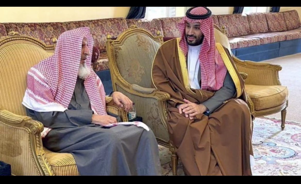 almuhannawafaa's tweet photo. #مفتي_المملكه

1 - قبل رأسه احتراما 
2 - وجلس ولم يسند ظهره تأدبا 
3- وقابله بجسده حتى يستمع له تقديرا 
4- وضع يده على الأخرى هدوء 
هذا ولي عهد السعودية ورئيس مجلس وزراء الدولة وابن ملك وحفيد ملك للأجيال هكذا نحترم العلماء ونوقر كبار السن مهما علت المناصب أدام الله عزكم سيدي 🦋 https://t.co/rmUC28imjj