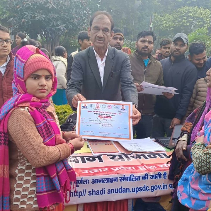 PMAYU_CKT's tweet photo. दिनांक 27-12-2023 को विकसित भारत संकल्प यात्रा का किया गया आयोजन, नगर पालिका परिषद बाँदा में प्रधनमंत्री आवास योजना शहरी के लाभार्थियों को प्रमाण पत्र वितरण किए गए|
#PMAYUP
#SUDAUP
#PMAYUrban https://t.co/cOc29bZc6H