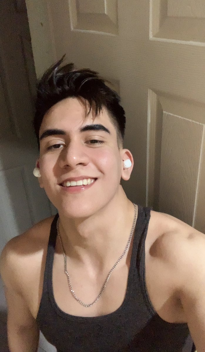 AlexisRobledo__'s tweet photo. Amo sonreír en las fotos 😁😛 #sonriente https://t.co/KGq7T2eWBX