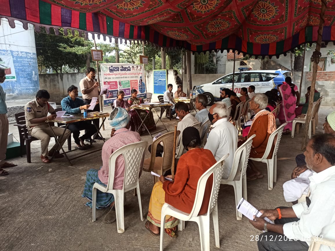 MPPSDPTURBAN's tweet photo. Praja Palana ABHAYA HASTAM Guarantee Applications Acceptance programme in Yellupally village of Siddipet(Urban) Mandal in Siddipet District @Collector_SDPT @devakidevi20 @AcSiddipet @BRSHarish @TelanganaCMO @revanth_anumula @BhattiCLP https://t.co/JcsaIlg87l