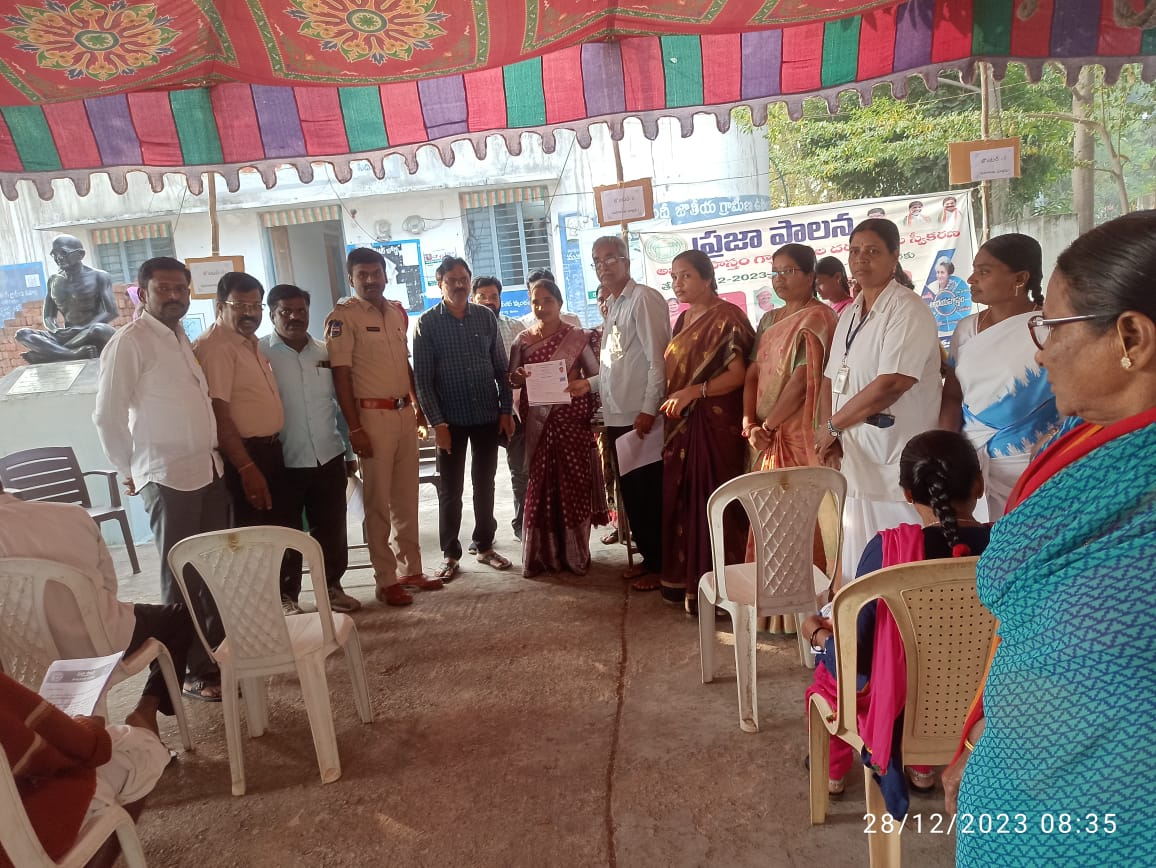 MPPSDPTURBAN's tweet photo. Praja Palana ABHAYA HASTAM Guarantee Applications Acceptance programme in Yellupally village of Siddipet(Urban) Mandal in Siddipet District @Collector_SDPT @devakidevi20 @AcSiddipet @BRSHarish @TelanganaCMO @revanth_anumula @BhattiCLP https://t.co/JcsaIlg87l