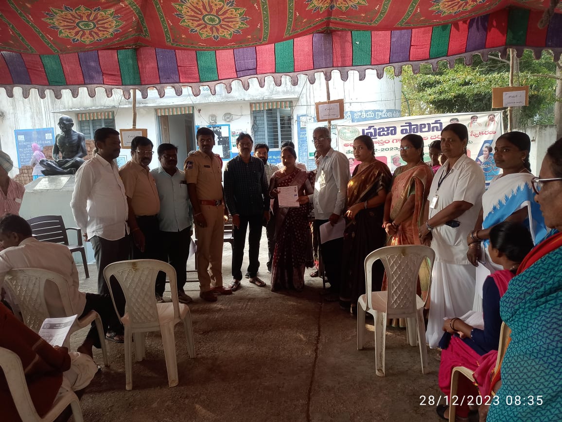 MPPSDPTURBAN's tweet photo. Praja Palana ABHAYA HASTAM Guarantee Applications Acceptance programme in Yellupally village of Siddipet(Urban) Mandal in Siddipet District @Collector_SDPT @devakidevi20 @AcSiddipet @BRSHarish @TelanganaCMO @revanth_anumula @BhattiCLP https://t.co/JcsaIlg87l