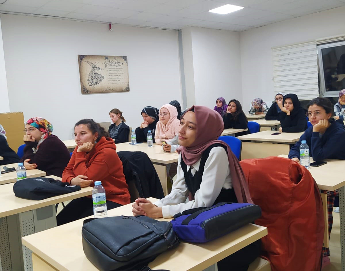 📍Saliha Sultan Yurt Müdürlüğü Kariyer günleri kapsamında Ahi Evran Üniversitesi öğretim görevlilerinden Prof. Dr. Ayfer Şahin, öğrencilerimiz ile birlikte Kariyer Planlamaları hakkında hasbihal yaptı.🏢🤗 @gencliksporbak @OA_BAK