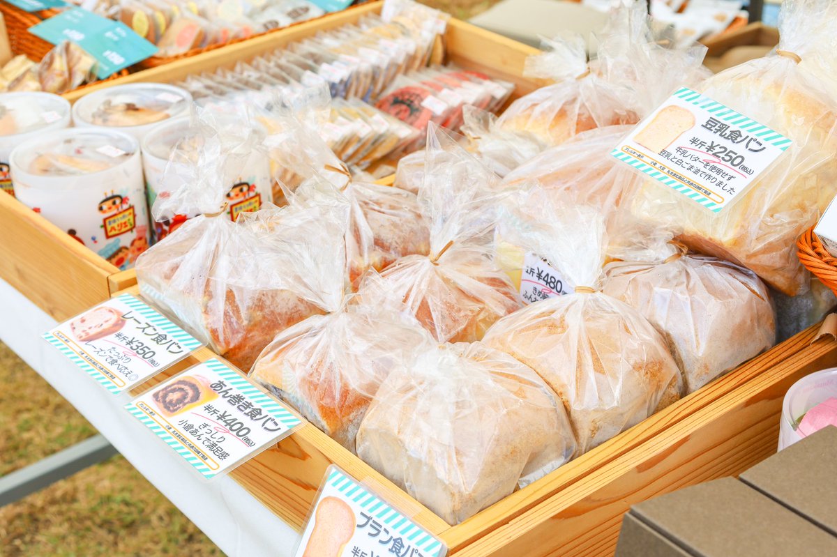 Tonttu_fes's tweet photo. 【トントゥフェスティバルを振り返ろう！📷】

〜マルシェ&amp;フードエリア/小物・雑貨販売〜

全国の施設で作られた小物や雑貨も販売されました。時間をかけて作られたハンドメイドアクセサリーや丁寧に織られた織物などからは、温かみやクリエイティビティが感じられました🌟

#トントゥフェスティバル https://t.co/Oor20OTpps