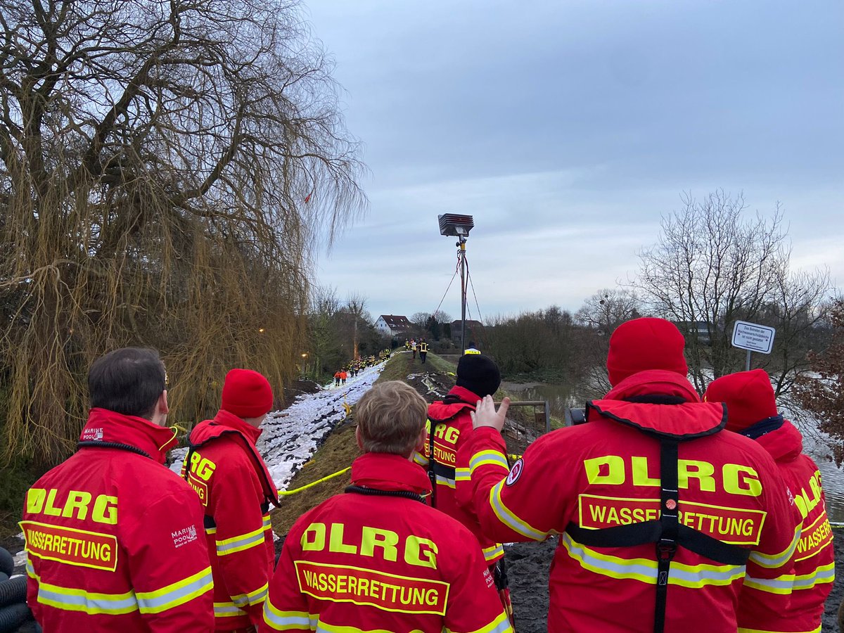 phpohl's tweet photo. #Entspannung an der Soester Str. in #Hamm- #Pegel leicht sinkend, #Deich bis zum Abend mit ca. 80.000 #Sandsäcken und hunderten #Einsatzkräften von @DLRG @THWLeitung und #Feuerwehr gesichert. #Evakuierung bisher nicht nötig #Hochwassser #Ahse #DLRG @hamm_stadt @FeuerwehrHamm https://t.co/qL1n3hv8DF