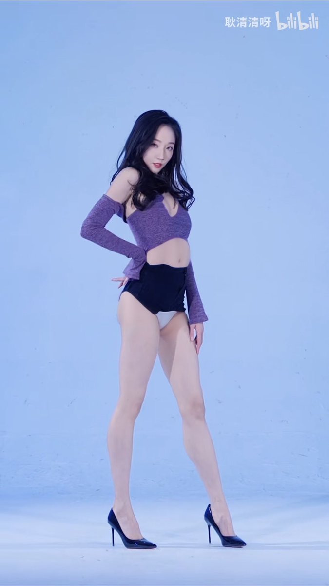 Chunzz14's tweet photo. 耿清清简直是一个极品炮架，不愧是练舞蹈的，两条长腿不仅白净，还有肌肉感。这样的美腿最适合当作炮架的支架，无论是站着后入，还是把她压在胯下把双腿扛在肩上，这双腿都变成了我狠狠输出她的支撑点。别人眼中的高跟御姐，不过是我的泄欲工具罢了。
#意淫 #长腿 #美腿 #腿交 https://t.co/TDemKJUF12