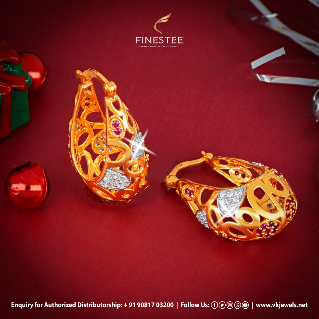 VKJewelsPvtLtd's tweet photo. Immerse yourself in the spellbinding allure of our one-of-a-kind Finestee jewellery collection and shine in it!
#christmas #xmas #christmasseason #christmas2023 #christmasgifts #jewelry #finestee #fashion #earrings #necklace #gold #accessories #vkjewelsfashion #vkjewels #gujarat https://t.co/bYGqeh1CZt
