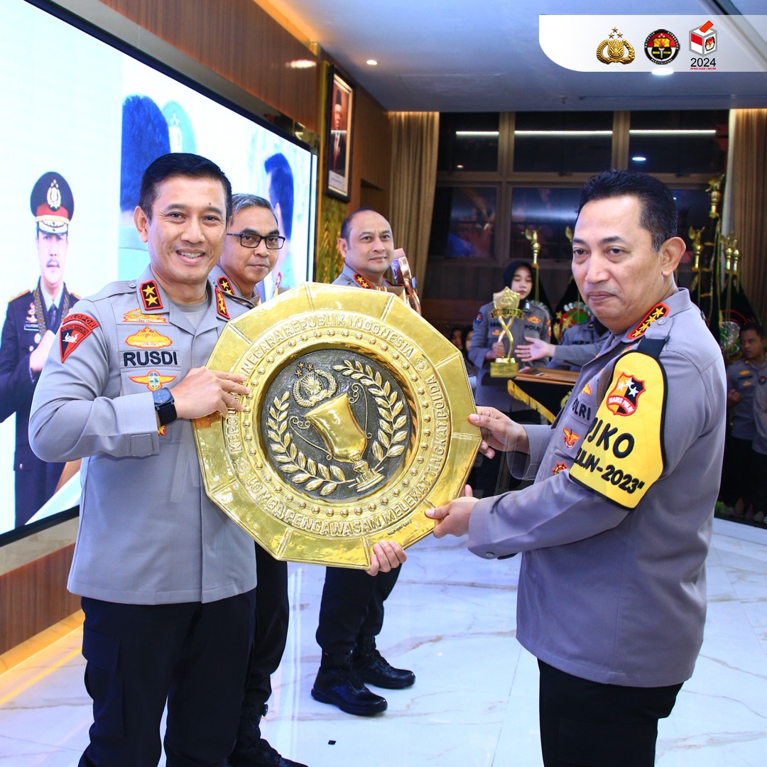 CPolri's tweet photo. Kapolri Anugerahi Penghargaan 3 Polda Dengan Waskat Terbaik 
Kapolri Jenderal Polisi Drs. Listyo Sigit Prabowo, https://t.co/cWx1CgFikq., memberikan penghargaan kepada tiga Polda dengan nilai rata-rata tertinggi terkait Pengawasan Melekat (Waskat). #PresisiLayaniNegeri https://t.co/fIkcUjEanm
