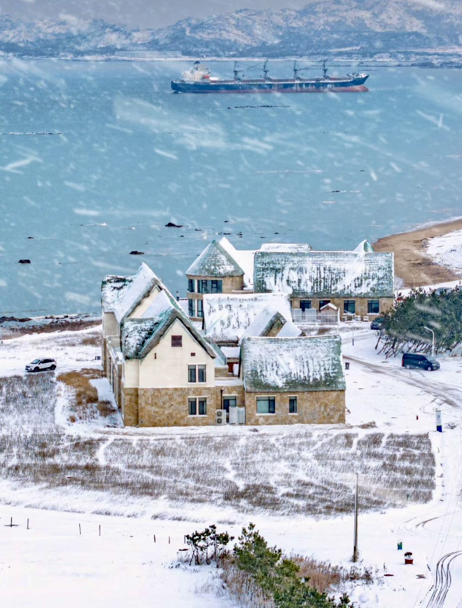 For a snowy spectacle, Weihai offers a picturesque winter canvas. ❄️🎨🌲 

📍 Weihai, China 
#SnowyWeihai #WinterWonder #ScenicSnowfall