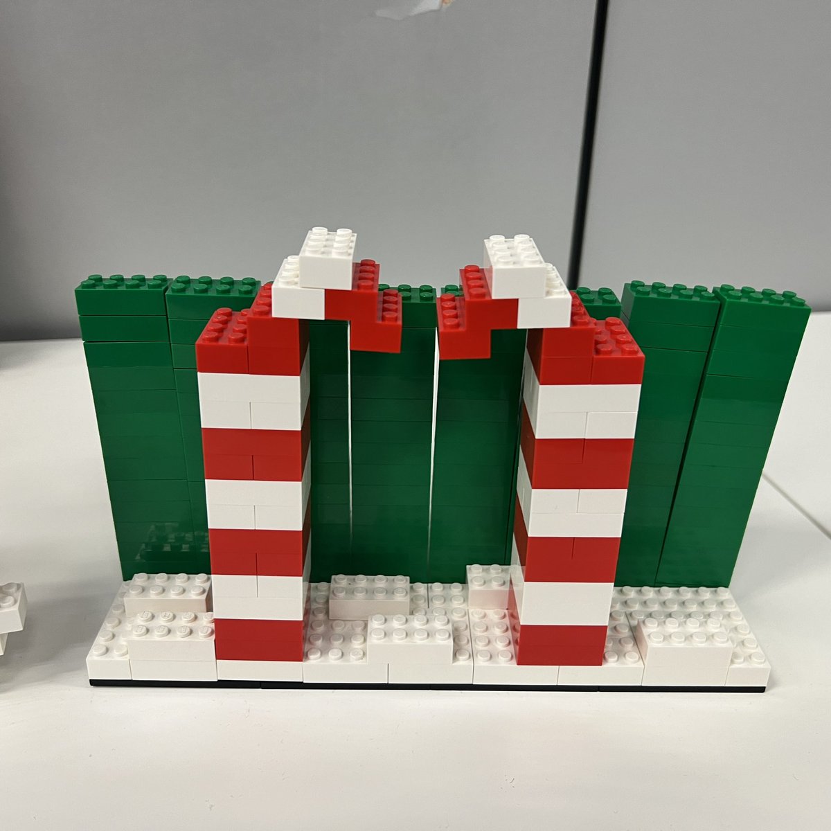 thebrickpeople_'s tweet photo. WEEK 5: For week 5 the pop up shop build challenge was “Things found at the North Pole”. Congratulations to Nick (1st with the snowman and heart tree), Laura D (2nd with the snowman in a blue hat) and Chris R (3rd with the double candy canes)! #lego #legobuildchallenge https://t.co/zmRJq4eqRF