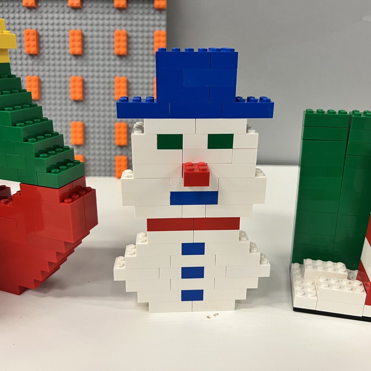 thebrickpeople_'s tweet photo. WEEK 5: For week 5 the pop up shop build challenge was “Things found at the North Pole”. Congratulations to Nick (1st with the snowman and heart tree), Laura D (2nd with the snowman in a blue hat) and Chris R (3rd with the double candy canes)! #lego #legobuildchallenge https://t.co/zmRJq4eqRF