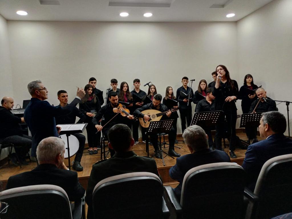 Erzurum Kongre Binasında Yakutiye ve Palandöken Kaymakamlıkları organizesinde Erzurum Valimiz Sayın @valimustafacftc ve İl Protokolünün teşrifleriyle İstiklâl Şairimiz Mehmet Akif Ersoy'u Anma programı yaptık.
@TuncayKaldirim @TutkanUgur @AGazioglu25 @Omer_coskun25