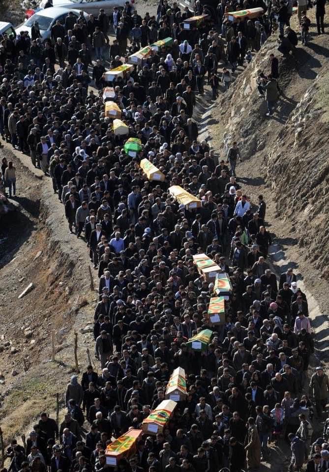 ohdgenelmerkez's tweet image. Di salvegera 12emîn de em kesên di #KomkujiyaRoboskiyê de hatin qetilkirin bi rêzdarî bi bîr tînin.

Di van 12 salên dawî de hişmendiya qetlîamên li ser Kurdan berdewam kir û yek kiryar jî bi polîtîkaya bêcezakirinê nehat darizandin. Lê em ê ji bîr nekin, em ê hesaba wê bipirsin!