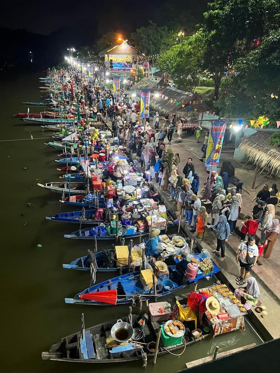 MalaysianFoods's tweet photo. TRIP JIMAT HATYAI 2023

Bulan lepas ke Hatyai, Buat keputusan last minute untuk pergi naik kereta sendiri Macam leceh dan susah weh kalau naik bas atau van.

First time drive ke luar negara, mestilah berdebar. Hahaha. Tapi bila tengok ramai ja rakyat Malaysia drive dan ride ke sana, terdetik dalam hati mesti senang.

📌Thread!