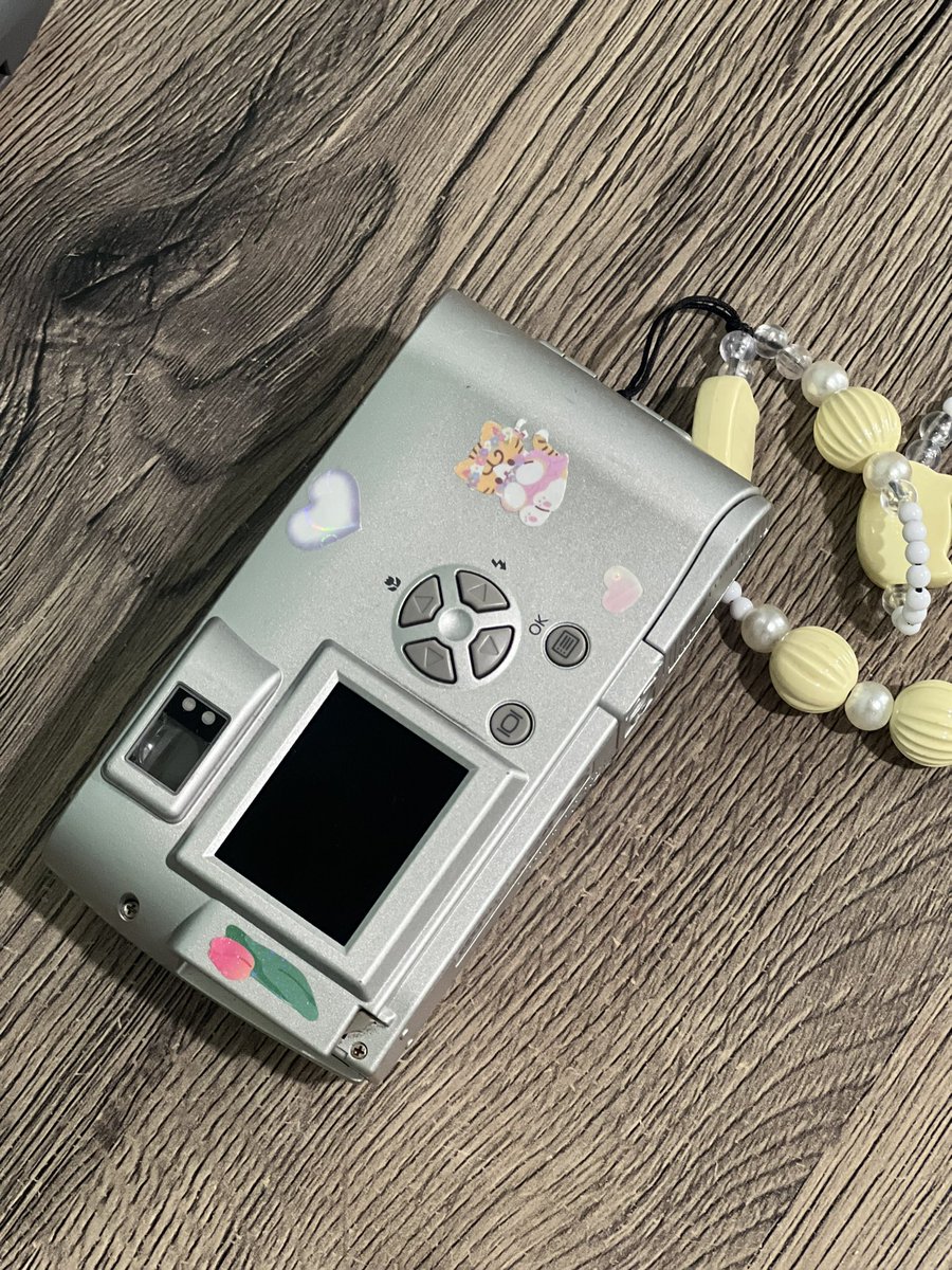 gardenmails's tweet photo. wts lfb ph

꒰ olympus camedia c-1 zoom ꒱

👒 ₱3150 + 15 pf
🍥 vintage output 
🍀  8/10 cosmetics
🎀 inclus : unit, rechargeable batt, charger, xd card, card reader

issue:
– sometimes nagloloko when zoomed but u just need to restart the cam
– japanese language (easy to learn) https://t.co/pR6hkNJX8y
