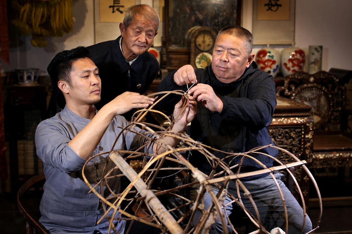 iShandong's tweet photo. The photos below capture artisans in Linqing, @iLiaocheng, #Shandong, preserving and passing down traditional skills from their forefathers. They stand as custodians of our cultural heritage, safeguarding the essence of our traditions. #ShandongCulture #AmazingPeopleInSD https://t.co/DK01cg3KT4