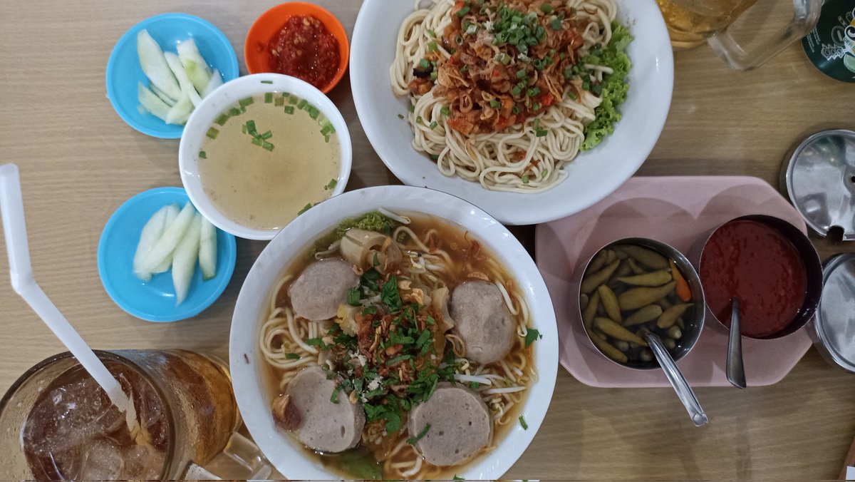 ngikutin rekomendasi dari tiktok dan ga sengaja makan babi, first time makan bakso babi "oh ternyata gini ya rasanya" wkwkwk
