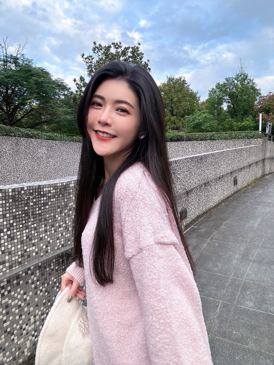今天的風把我吹明白了
沒愛可以

沒外套真不行🤧🤧