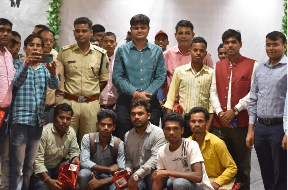 SLSVPurpose's tweet photo. This Young IAS Officer Bridged Gap Between Job-Seekers and Job-Givers, Provided Over 800 Jobs
https://t.co/V87zrrETcw
#SLSV #SLSVpurpose #JobOpportunities #SashaktYuvaSashaktMungeli #AkankshaInitiative
#IASInAction #EmploymentForAll #JobSeekers
@rahuldeoias @IASassociation https://t.co/ac7pIymXak