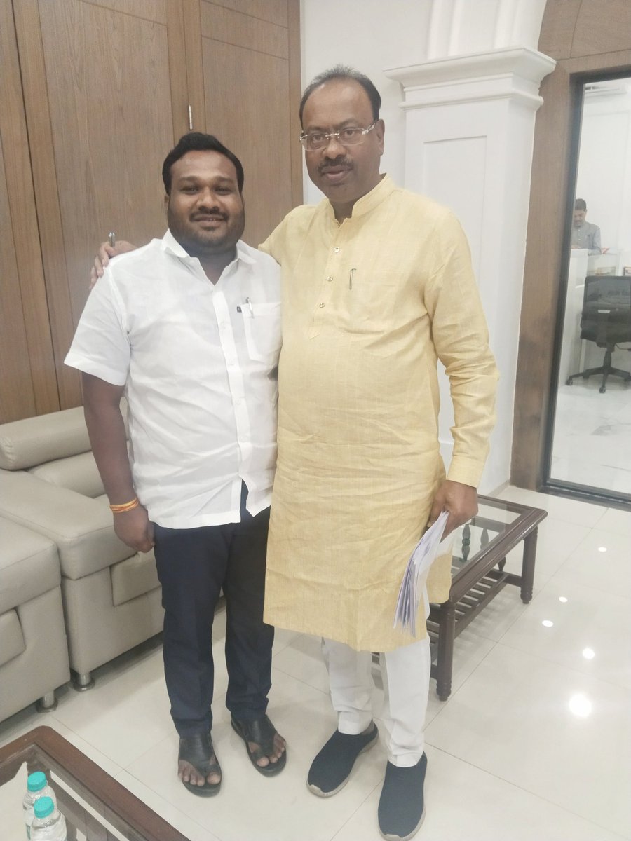 प्रदेशअध्यक्ष यांची भेट म्हणजे कामासाठी नेहमीचं उर्जादायी आहे . आज भाजप प्रदेश अध्यक्ष श्री चंद्रशेखर बावनकुळे साहेब यांची भेट झाली. भाजपा कार्यकर्ता म्हणून मनाला उभारी देणारी भेट ठरली...