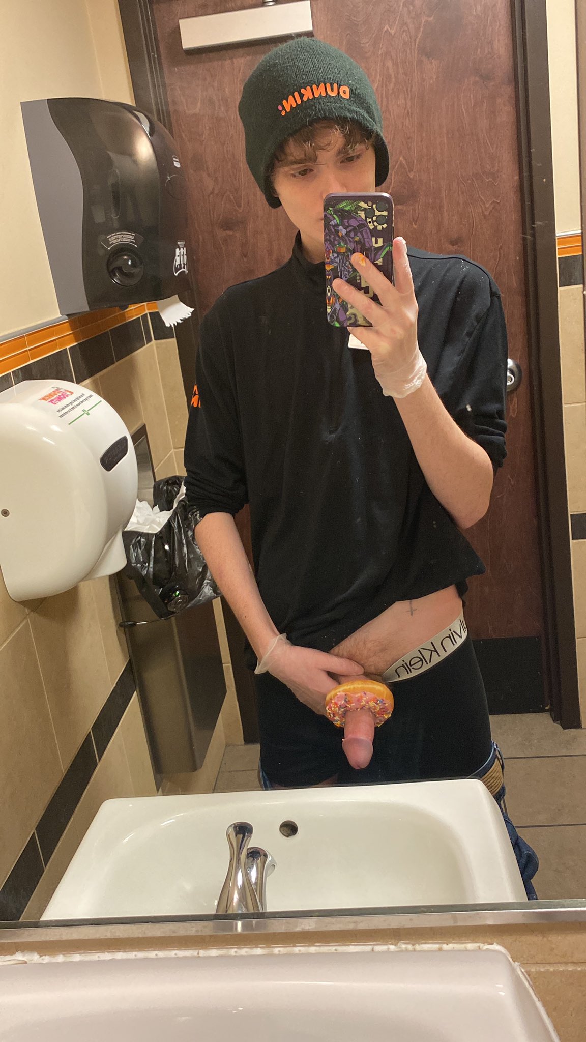 gotta stop letting my intrusive thoughts win. donut is surprisingly nice for a cock ring https://t.co/Vb125tK8H5