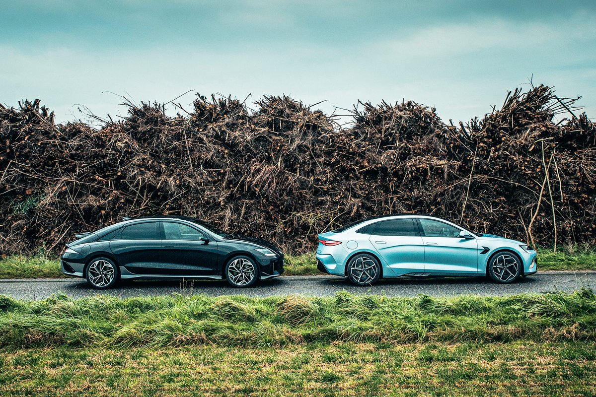 Battle of the electric streamliners: we pit the box-fresh BYD Seal against its curvy Korean EV rival, the Hyundai Ioniq 6. Our @alantaylorjones referees 👉 ⚖️ carmagazine.co.uk/car-reviews/co…
