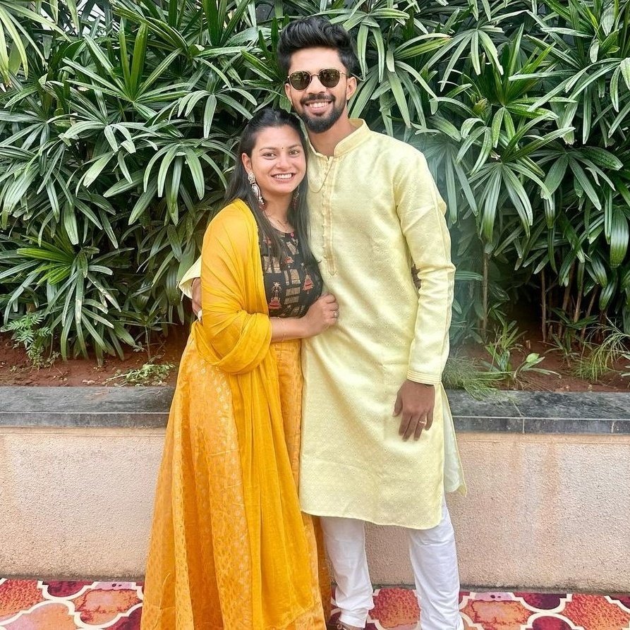 Ruturaj Gaikwad with his wife Utkarsha ❤️

#RuturajGaikwad #UtkarshaPawar #CricketTwitter