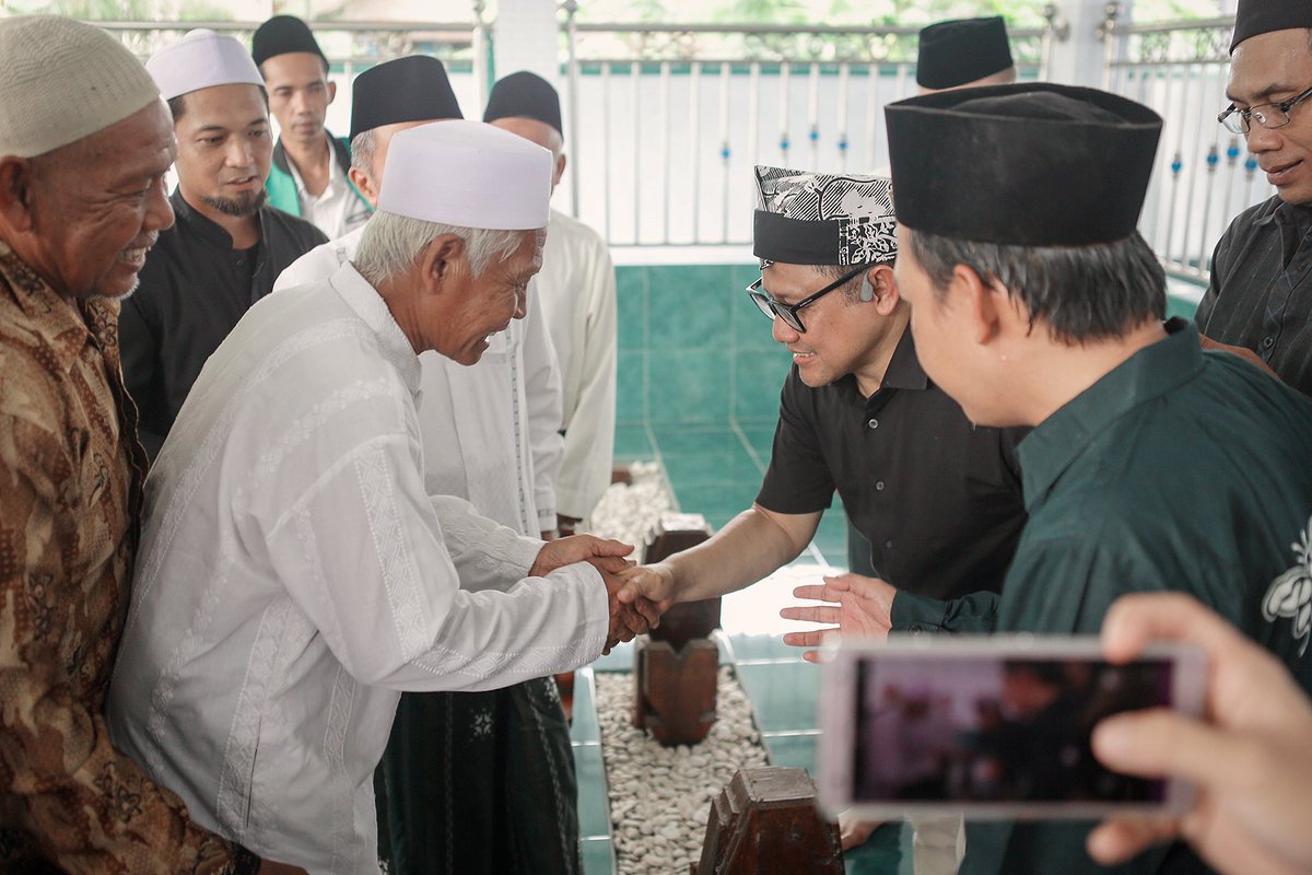 cakimiNOW's tweet photo. KH. Abdul Bashar atau Mbah Bashar adalah ulama kharismatik Banyuwangi. Beliau adalah guru dari Syaikhona Kholil Bangkalan, tokoh paling penting di balik pendirian Nahdlatul Ulama.

Pondok Pesantren Al Ashriyah adalah bukti sejarah kealiman Mbah Bashar. Pesantren ini adalah pesantren tertua di Kabupaten Banyuwangi.

Dan di sinilah Syaikhona Kholil Bangkalan serta sejumlah Kiai kenamaan Nusantara belajar dan mengaji.

Untuk Mbah Bashar, Alfatihah