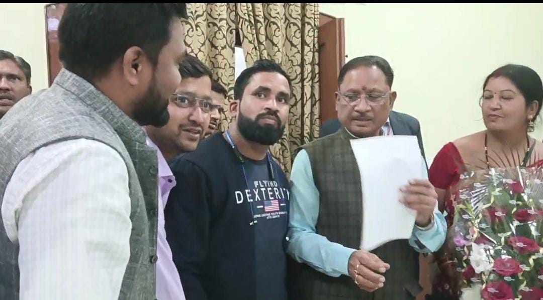 Devendr31851144's tweet photo. @OPChoudhary_Ind परम आदरणीय माननीय मुख्यमंत्री श्री @vishnudsai जी, माननीय उपमुख्यमंत्री श्री @ArunSao3 जी एवं माननीय कैबिनेट मंत्री आदरणीय श्री @OPChoudhary_Ind जी #विद्या_मितान(राज्य अतिथि शिक्षकों)की वर्षों पुरानी मांग #विद्यामिताननियमितीकरण जल्द करें बीजेपी सरकार.
100 दिन में #नियमितीकरण वादा https://t.co/qxztGoGaqR