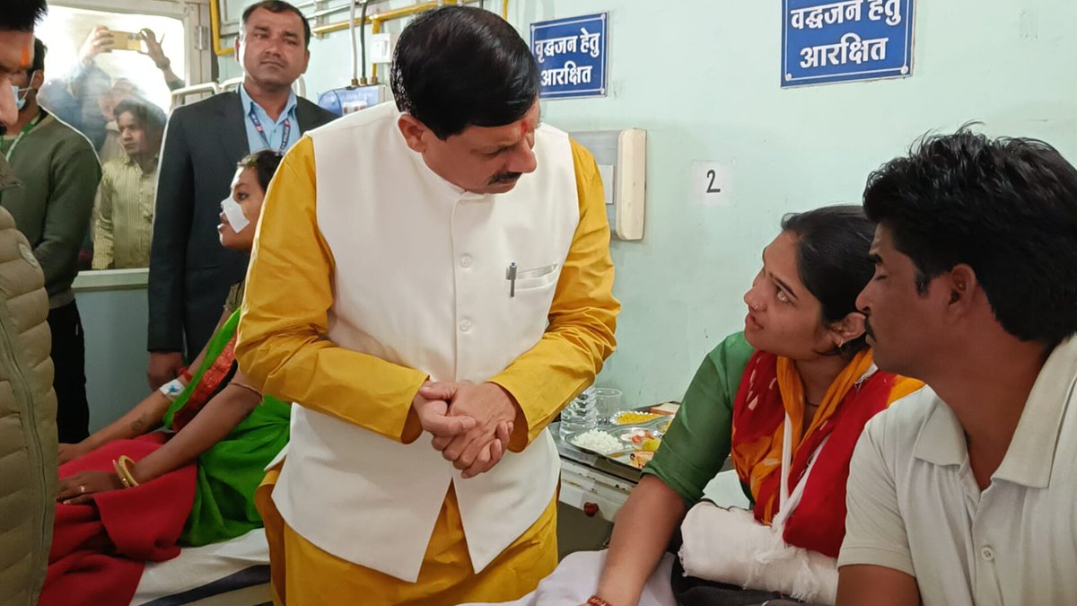 CMMadhyaPradesh's tweet photo. मुख्यमंत्री डॉ. मोहन यादव ने शासकीय जिला चिकित्सालय, गुना पहुंचकर बस हादसे में घायल लोगों से उनकी कुशलक्षेम पूछी एवं चिकित्सकों से घायलों के स्वास्थ्य के बारे में जानकारी प्राप्त कर समुचित उपचार के निर्देश दिए।

@DrMohanYadav51 https://t.co/UF2tY6ePGs