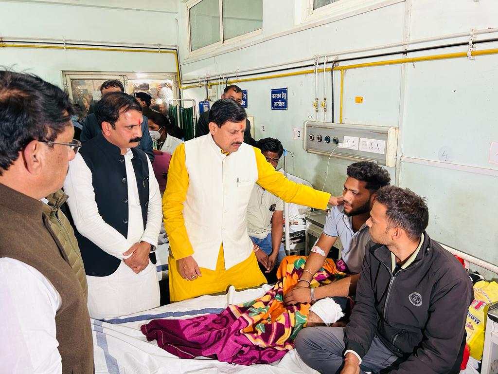 CMMadhyaPradesh's tweet photo. मुख्यमंत्री डॉ. मोहन यादव ने शासकीय जिला चिकित्सालय, गुना पहुंचकर बस हादसे में घायल लोगों से उनकी कुशलक्षेम पूछी एवं चिकित्सकों से घायलों के स्वास्थ्य के बारे में जानकारी प्राप्त कर समुचित उपचार के निर्देश दिए।

@DrMohanYadav51 https://t.co/UF2tY6ePGs