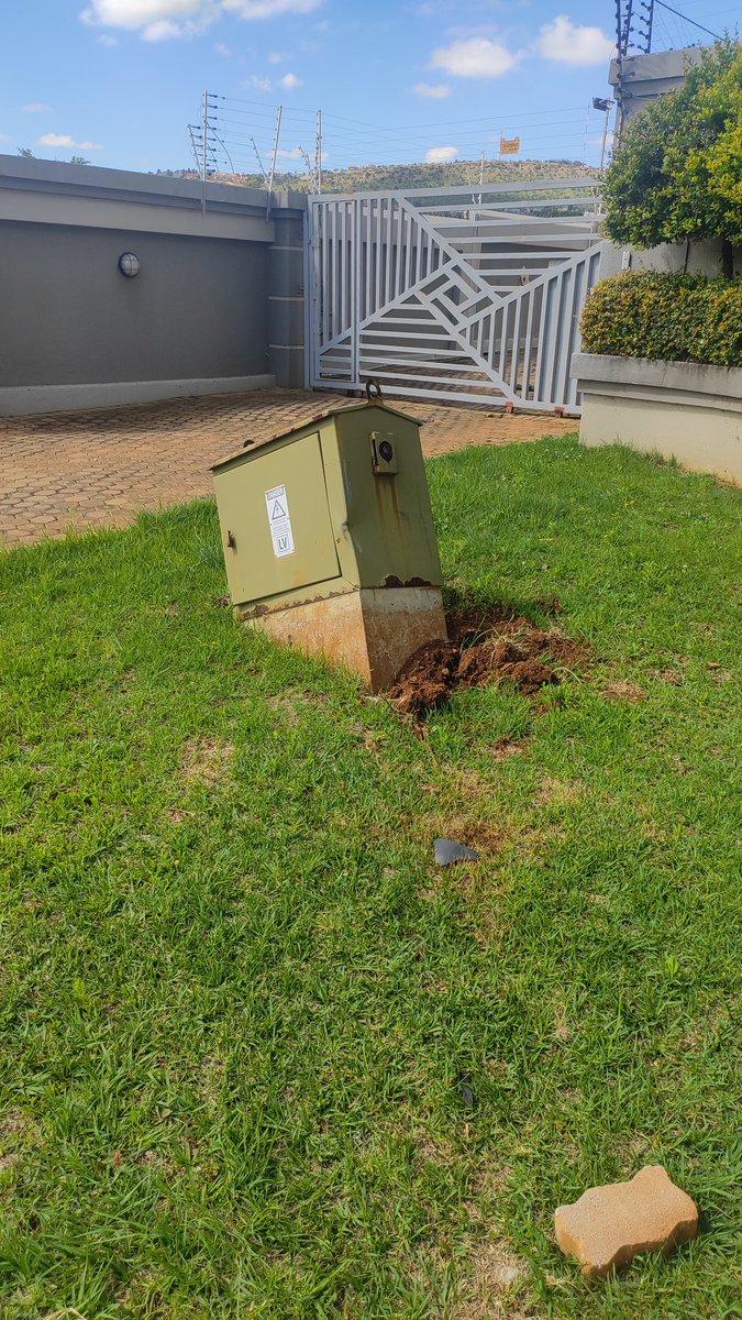 JshGreen's tweet photo. @CityPowerJhb Could we kindly be assisted with this situation we've had since Christmas Eve , logs have been filed but still no response, this is in Hole-in-one avenue, Ruimsig. 
It's been 6 Days now!!!! https://t.co/HsYzrDMLP6