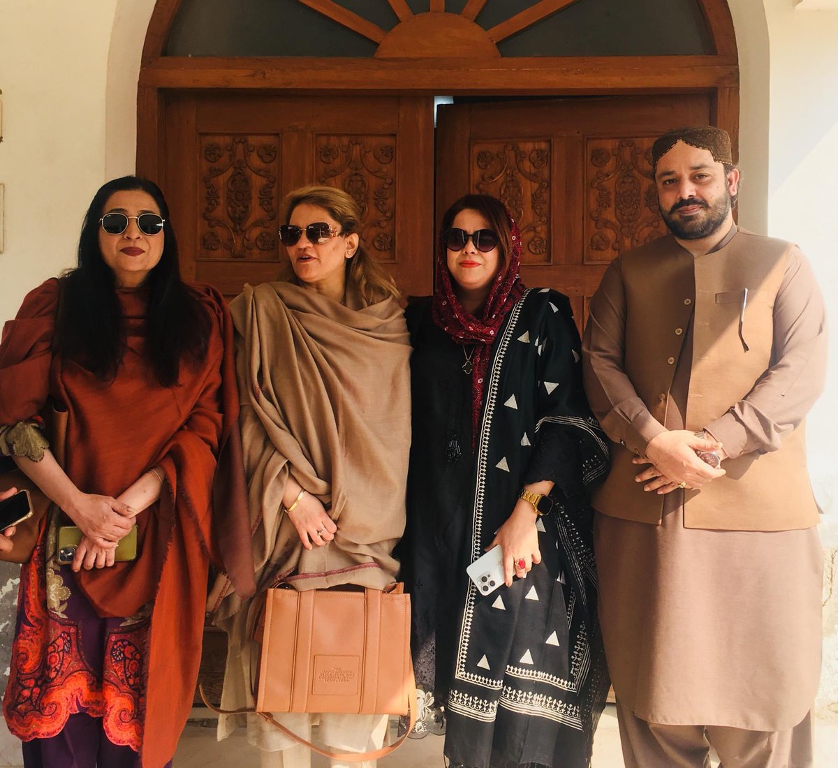 RashidKhanppp's tweet photo. پاکستان پیپلزپارٹی وومن ونگ سندھ کی سیکریڑی اطلاعات و سابق ایم پی اے #سعدیہ_جاوید &amp; سابق ایم پی اے 
#ندا_کھوڑو &amp; سینئر جیالی #صائمہ_آغا_ایڈوکیٹ کے ہمراہ لاڑکانہ کھوڑو ہاؤس اس موقع پر سینئر جیالا ڈسٹرکٹ کیماڑی #سیدواجدشاہ بھی موجود��ے
@Sadiajavedppp 
@KhuhroNida 
@saimaagha https://t.co/JDWWliI7MS