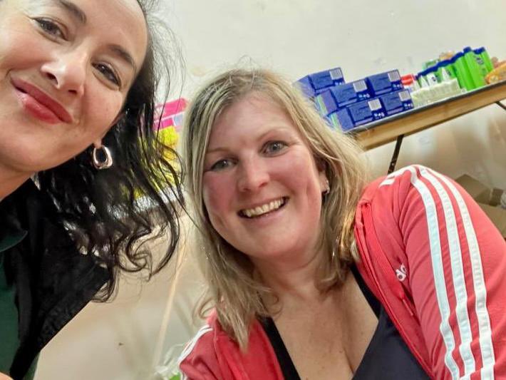 shabnam_sabir's tweet photo. A huge shout out to every single volunteer that made the beautiful Community meal a great success. Lots of smiles and special memories made @Oxford_Homeless Xmas meal on 27th December. #communitycompassion https://t.co/l0yDBn7ony