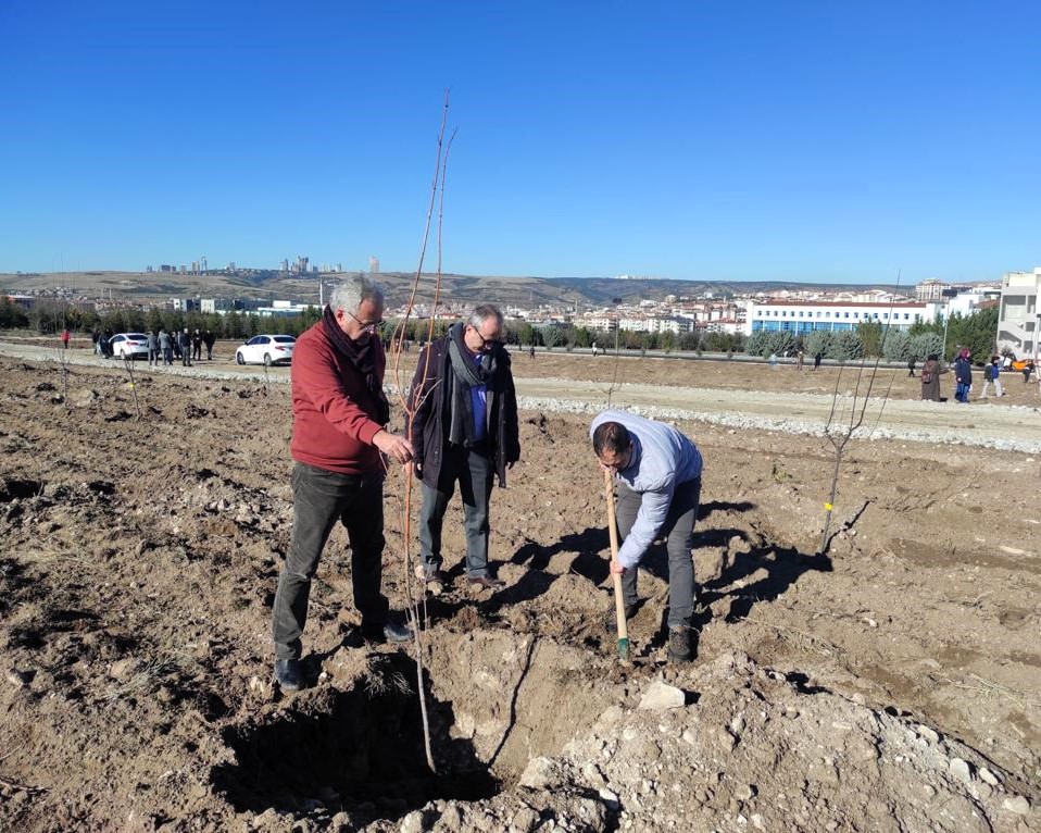 physeng_au's tweet photo. Fizik Mühendisliği Bölümü olarak 26.12.2023 tarihinde Gölbaşı Kampüsü’nde Mühendislik Fakültesi tarafından gerçekleştirilen Ağaç Dikme Şenliği’ne katıldık. @Ank_Muh https://t.co/drDsU3SfJ8