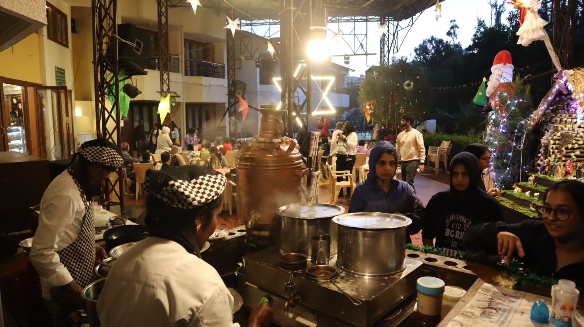 HotelKodai's tweet image. "Sip, savor, and soak in the cozy vibes at HKI Tea Shop. Embrace the warmth of winter evenings with a cup of perfection. ☕❄️ #TeaTimeMagic #WinterEveningSerenity #HKITeaShopBliss #HotelkodaiInternational