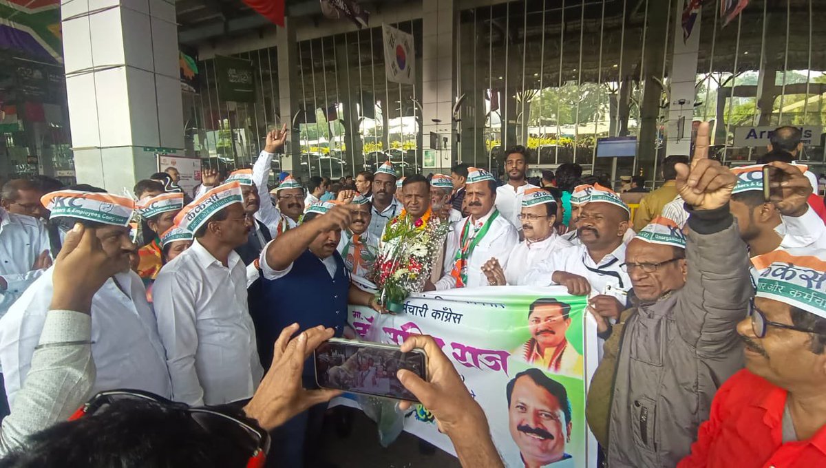 kkc_india's tweet photo. आज #केकेसी के राष्ट्रीय चेयरमैन माननीय @Dr_Uditraj जी का नागपुर  एयरपोर्ट पहुंचने पर #केकेसी  महाराष्ट्र  के  साथियों द्वारा स्वागत किया गया। 

#CongressFoundationDay #RahulGandhi #PriyankaGandhi  #IndianNationalDay https://t.co/ZSBNoM7mNp
