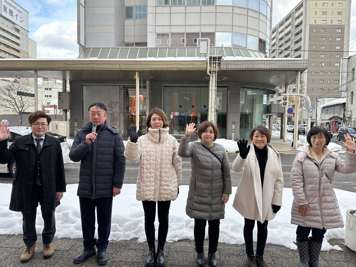 kyousant's tweet photo. 本日御用納めです。
日本共産党青森市議団、毎年恒例、アウガ前での年末街宣を行いました。
今年も大変お世話になりました。
引き続き、市民の皆さんの声を市政へと届け、いのち・くらしを一番に、明るく希望が持てる一年になるよう、６人の市議団で頑張ります。
来年も何卒宜しくお願い致します。 https://t.co/zakNP4gLrp