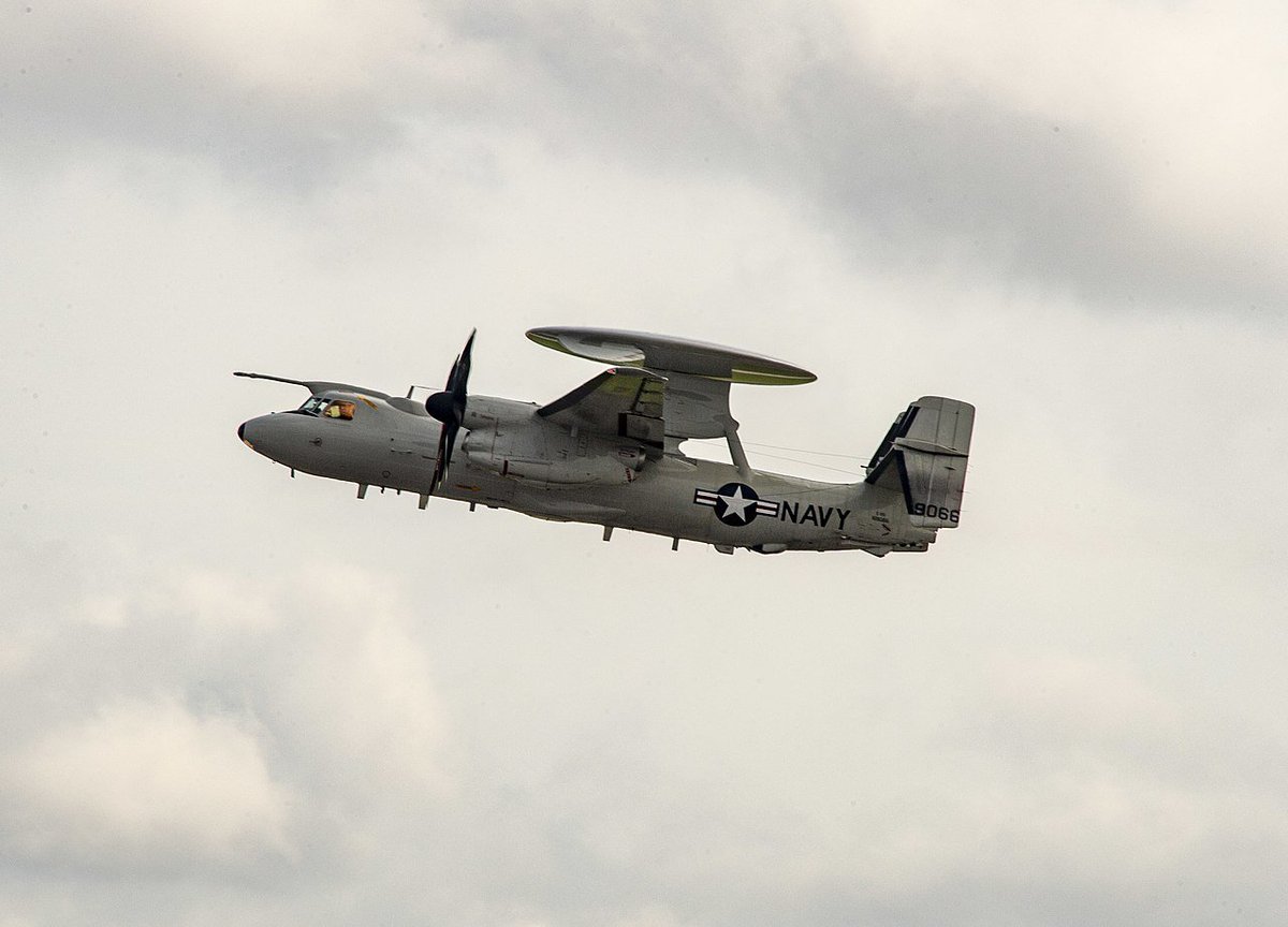 Pero es que no llevan solo al VAQ-130. la CVW3 tiene al escuadron VAW-123, que es básicamente un escuadron de 'AWACS' navales.  A lomos del E-2D Adv. Hawkey,