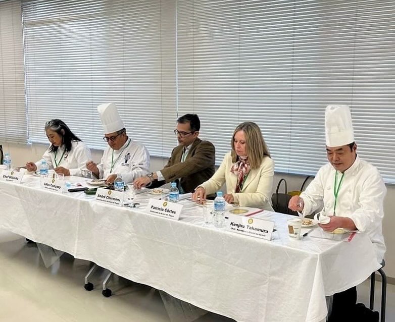 LCBJapan's tweet photo. 在東京ブラジル総領事館主催の料理コンテスト「ブラジル·グラン·シェフ2023」が開催されました。

今年もル・コルドン・ブルー・ジャパンのエクゼクティブシェフ  ジル・コンパニーが審査員を務め、受賞者にはル・コルドン・ブルーのクッキングツールなどが贈呈されました。

#料理コンテスト https://t.co/m5n2l1yP3O