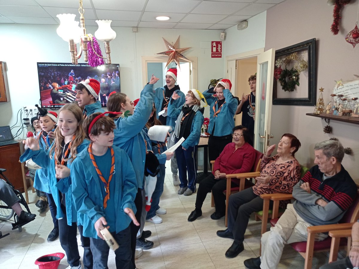 Avui hem rebut una super visita sorpresa!!! Els Ràngers i noies Guia de l'Agrupament escolta Flor de Neu de Sant Andreu, han vingut ha cantar Nadales a canvi d'unes galetes fetes a casa i molts aplaudiments!!!! Gràcies i bones festes!!!!💚❤️💚❤️💚❤️🫒🫒