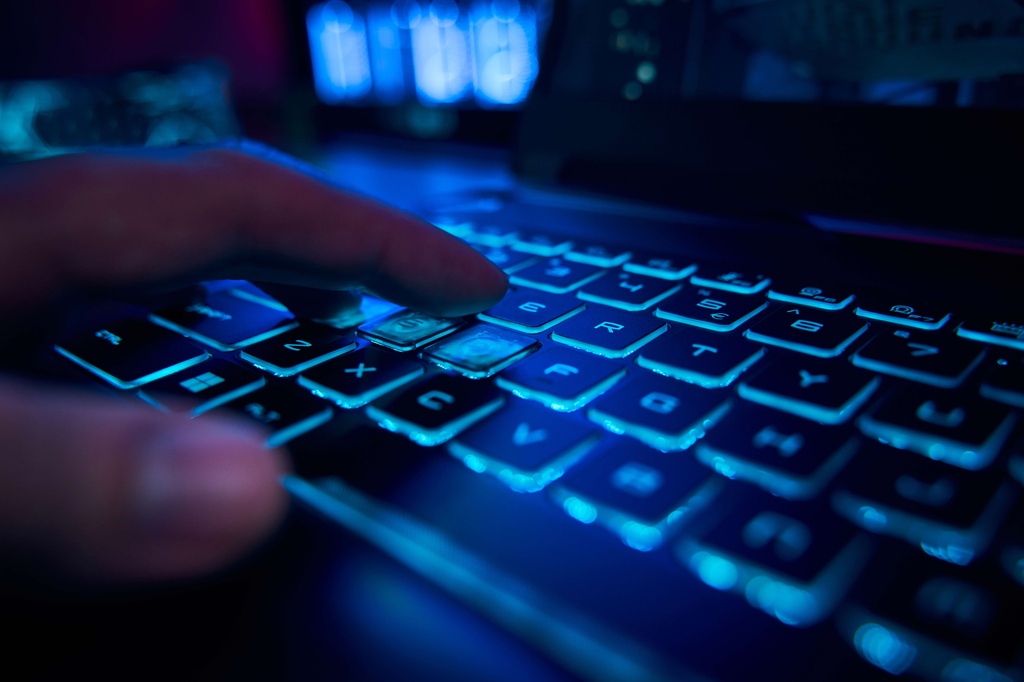msigaming's tweet photo. Cyborg 15 A13V is the best for some cyberpunk style gaming: futuristic design, translucent chassis material, WASD & power keys to flex the coolness😎.
Grab one at our year-end sales: https://t.co/3SsRUU8Gk6
#Cyberpunk #Cyborg15 #Cyborg #Gaminglaptop #Futurisitc https://t.co/AYA5JbGAD1