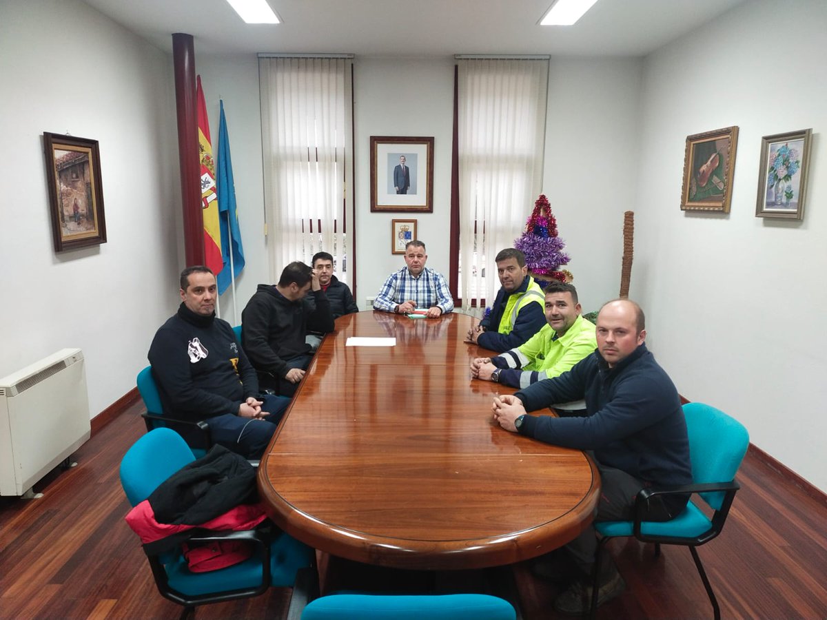 FIUSO_Asturias's tweet photo. #USOindustria Asturias el Alcalde de #BelmontedeMiranda recibe a comité de #OROVALLE para interesarse por la actualidad del conflicto y dar su apoyo a la plantilla. 45 días de #lucha sin descanso de lxs compañerxs que mantienen el pulso con la dirección #Sindescanso #juntxs https://t.co/OLsEOMkZpD
