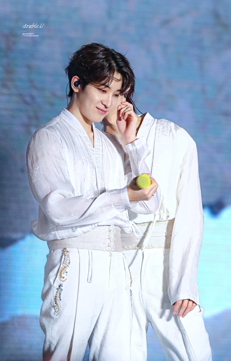 doubleu960717's tweet photo. 231224 FOLLOW TO BANGKOK 😸😻

#SEVENTEEN #세븐틴 #원우 #준 #WONWOO #JUN #ウォヌ #文俊辉 @pledis_17 https://t.co/ki6B9sJ5MF