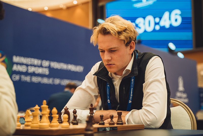 Haldorsen vinner den norske duellen mot Christiansen. Amar med tap i runde 11. Tari med seier og Carlsen i sololedelse med 9 poeng etter ny seier med to runder igjen 🇳🇴🇳🇴
Følg med på NRK 
📷 Anastasia Korolkova