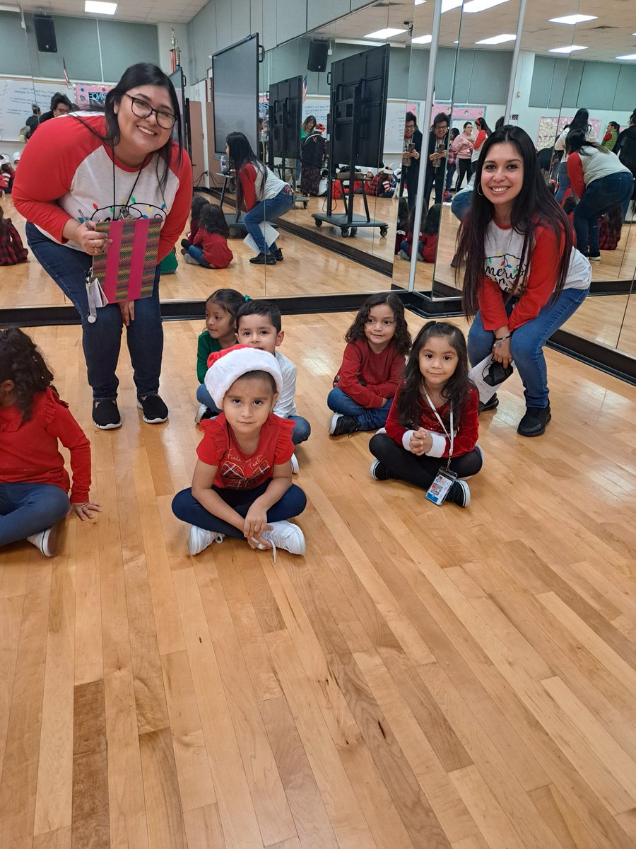 Hinojosa_AISD's tweet photo. Couldn't end the year @Hinojosa_AISD without congratulating our music teacher, Mrs. Woodard, for a wonderful holiday concert.  Our families enjoyed the PK/K concerts at Aldine 9th School this month. @Primary_AISD @AldineISD #MyAldine #WatchUSGrow https://t.co/vBzKKwPpY1