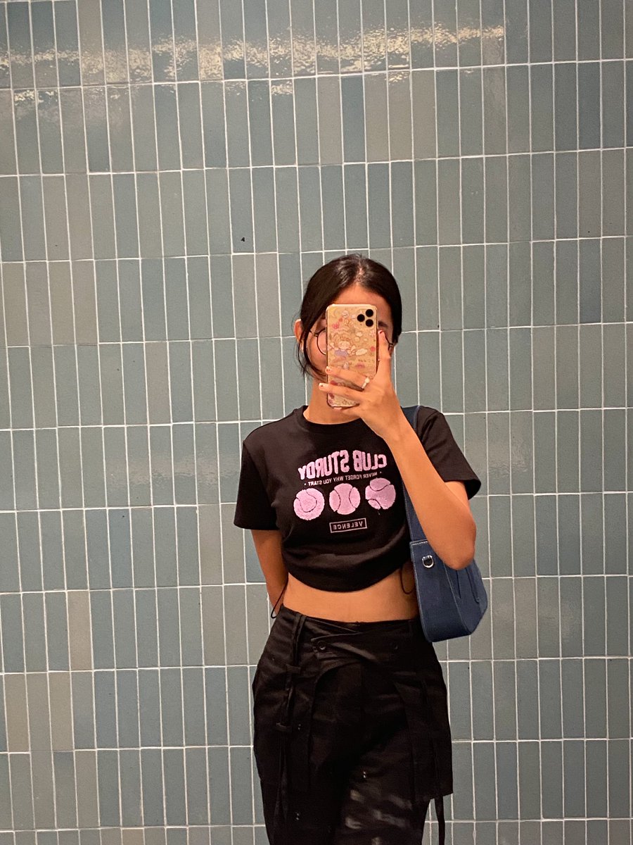 winjimju's tweet photo. ครอปเวเลนส์ คือเยอะที่สุดในตู้เสื้อผ้าแล้ว 🙋🏻‍♀️

คุณซีอีโอ ทีมงาน รู้ใจคนชอบใส่ครอปสุดๆ💘

ชอบการดีไซน์โลโก้เป็นสีม่วงด้านหน้ามากๆ ดีเทลดีไม่ไหว 🥰🥰

ป.ล. พัดใหญ่มากกก ไม่คิดว่าของจริงจะใหญ่ขนาดนี้ ขอบคุณพี่นา @sananthachat_na ที่ยังรับหิ้วนะคะ 😘 

#ClubSturdy 
#velence #velencebkk 
@velencebkk 
#winmetawin @winmetawin