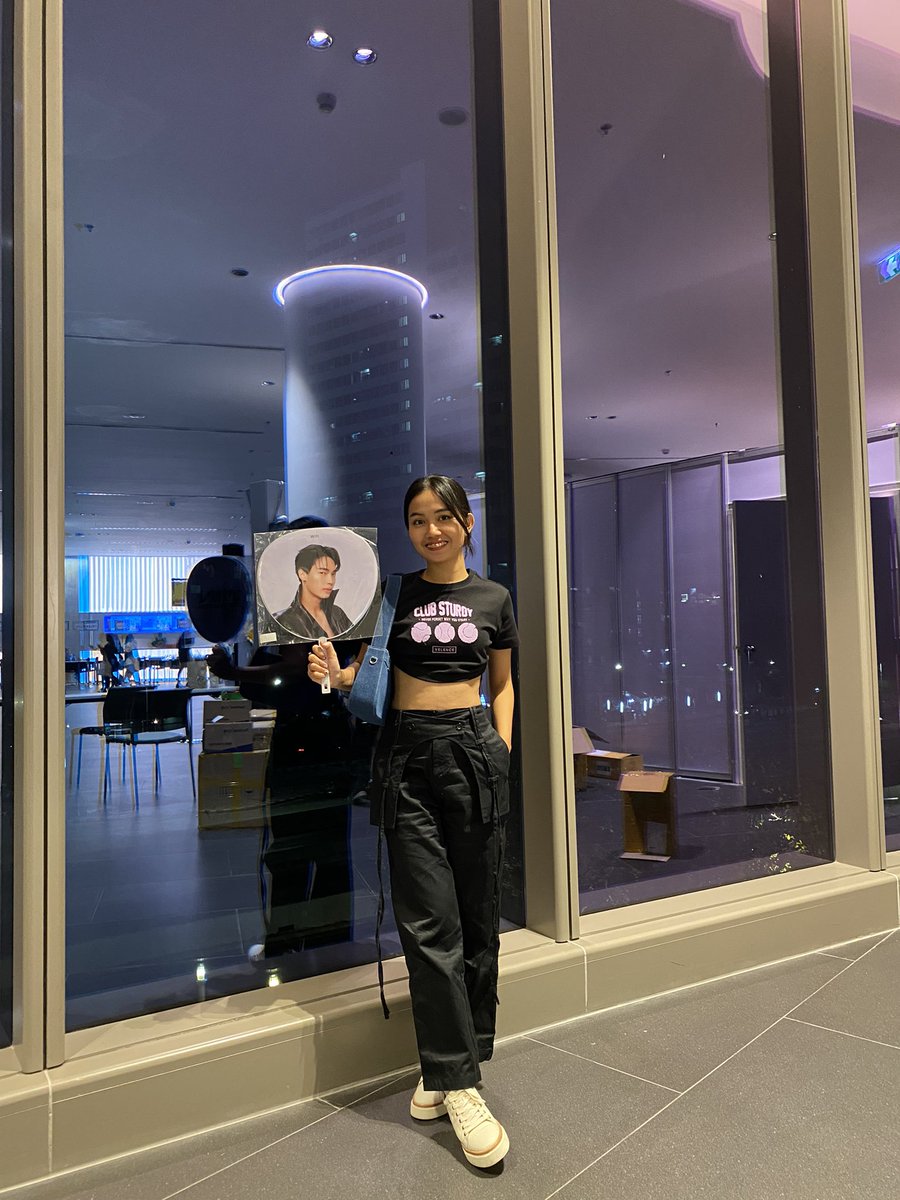 winjimju's tweet photo. ครอปเวเลนส์ คือเยอะที่สุดในตู้เสื้อผ้าแล้ว 🙋🏻‍♀️

คุณซีอีโอ ทีมงาน รู้ใจคนชอบใส่ครอปสุดๆ💘

ชอบการดีไซน์โลโก้เป็นสีม่วงด้านหน้ามากๆ ดีเทลดีไม่ไหว 🥰🥰

ป.ล. พัดใหญ่มากกก ไม่คิดว่าของจริงจะใหญ่ขนาดนี้ ขอบคุณพี่นา @sananthachat_na ที่ยังรับหิ้วนะคะ 😘 

#ClubSturdy 
#velence #velencebkk 
@velencebkk 
#winmetawin @winmetawin