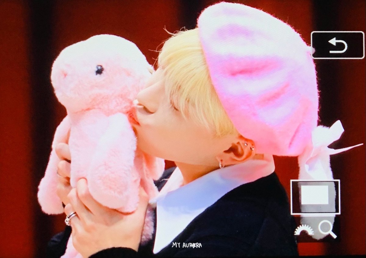 myaurora1107's tweet photo. 231228 따랑스러워..ㅜㅜ😭😭😭😭❤️❤️❤️❤️😭❤️😭
#홍중 #HONGJOONG #에이티즈 #ATEEZ https://t.co/oimufncmHM